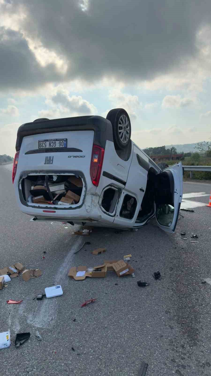 HAFİF TİCARİ İLE OTOMOBİL ÇARPIŞTI, BİRİ TAKLA ATTI BİRİ REFÜJE ÇIKTI: 2 YARALI