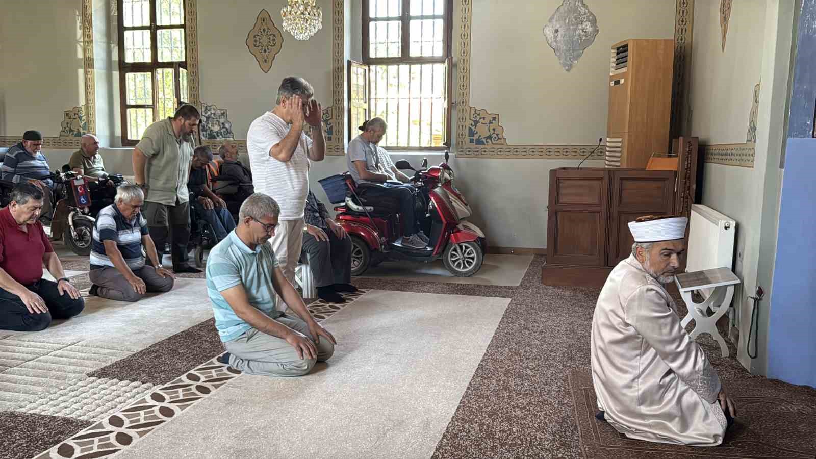 ASIRLIK CAMİ 17 YILDIR İBADETİN ÖNÜNDEKİ "ENGELLERİ" KALDIRIYOR