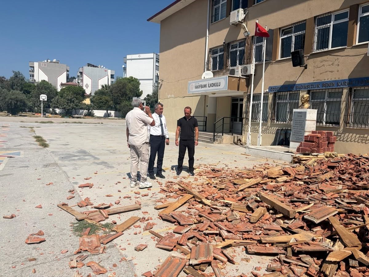 SÖKE’DE OKULUN ÇATISI YENİLENİYOR