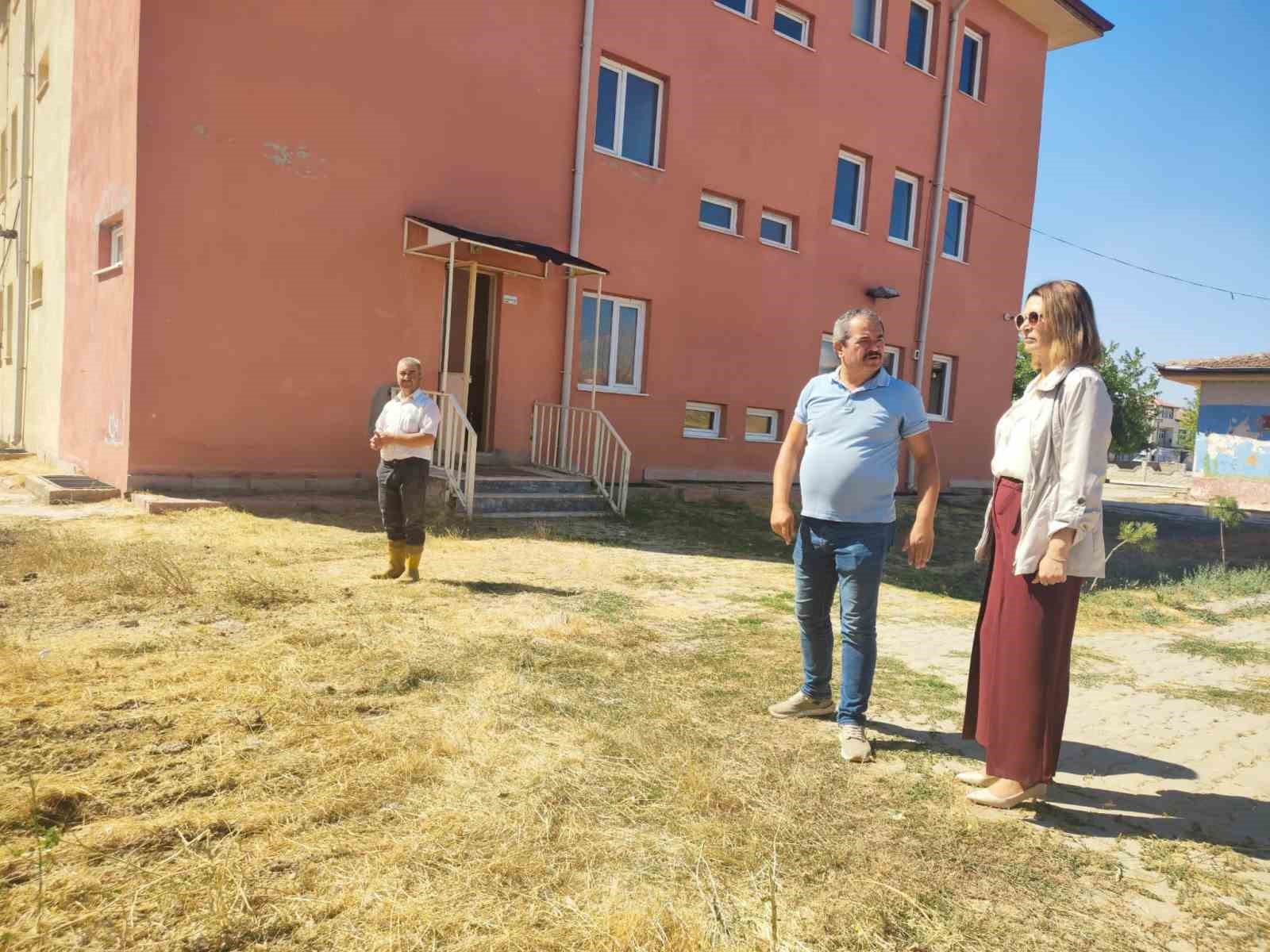 ALTINTAŞ’TA KÖY OKULLARINDA TADİLAT ÇALIŞMALARI SÜRÜYOR