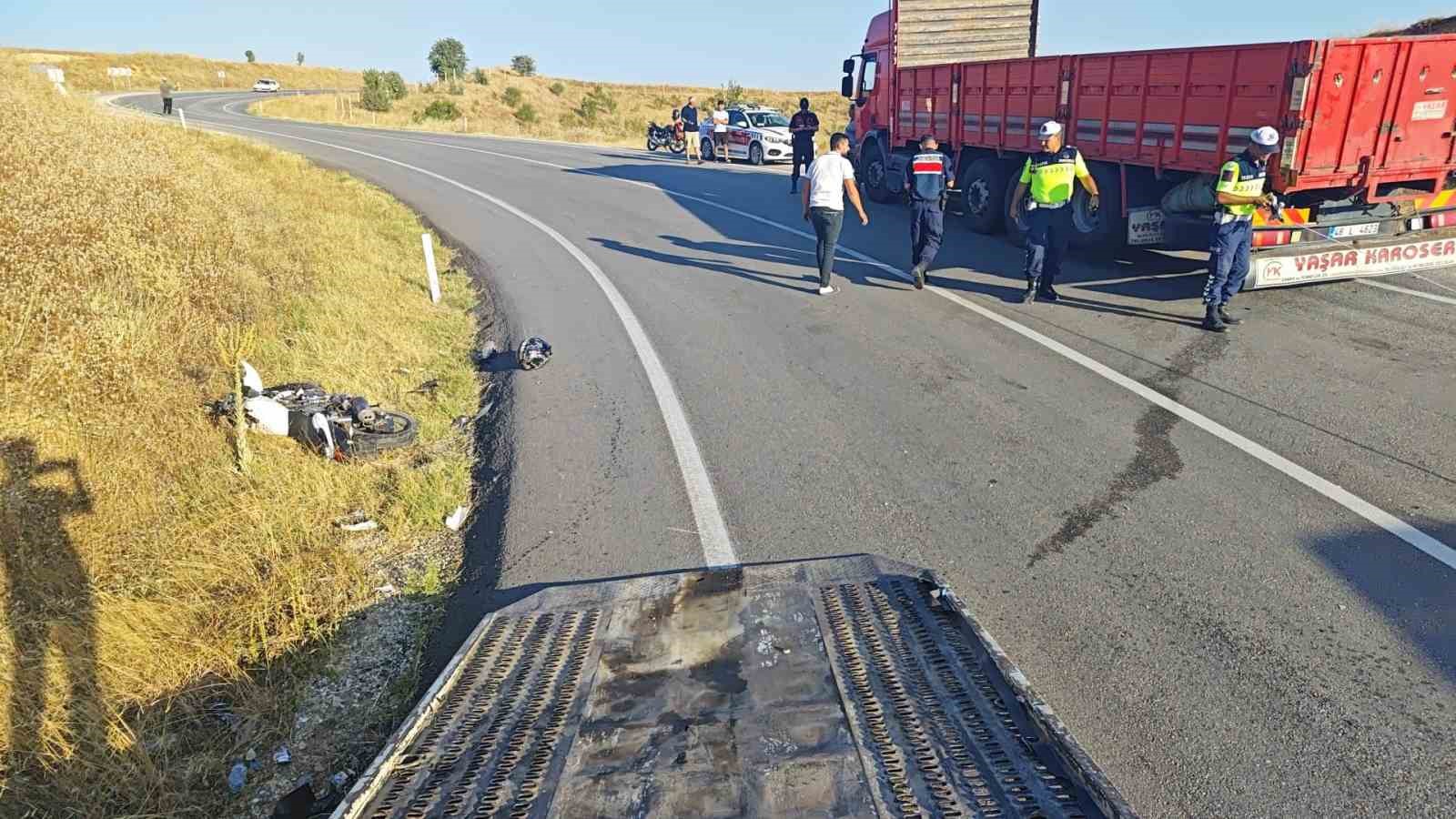 YALVAÇ’TA KAMYONLA ÇARPIŞAN MOTOSİKLETLİ, KASKI SAYESİNDE KAZAYI AĞIR YARALANMADAN ATLATTI