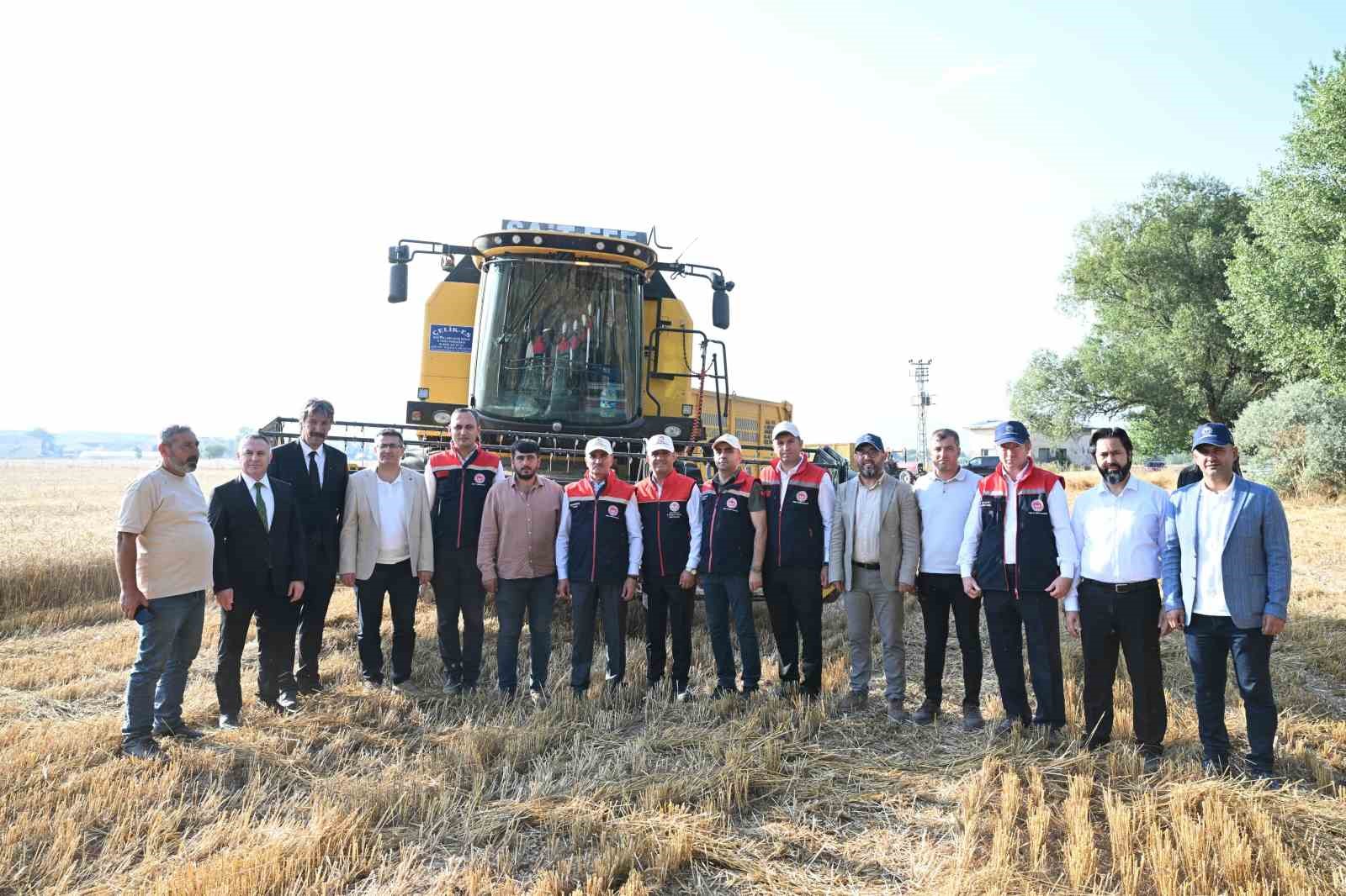ERZURUM VALİSİ BARUŞ’TAN MESLEK LİSESİNDE BUĞDAY HASADI