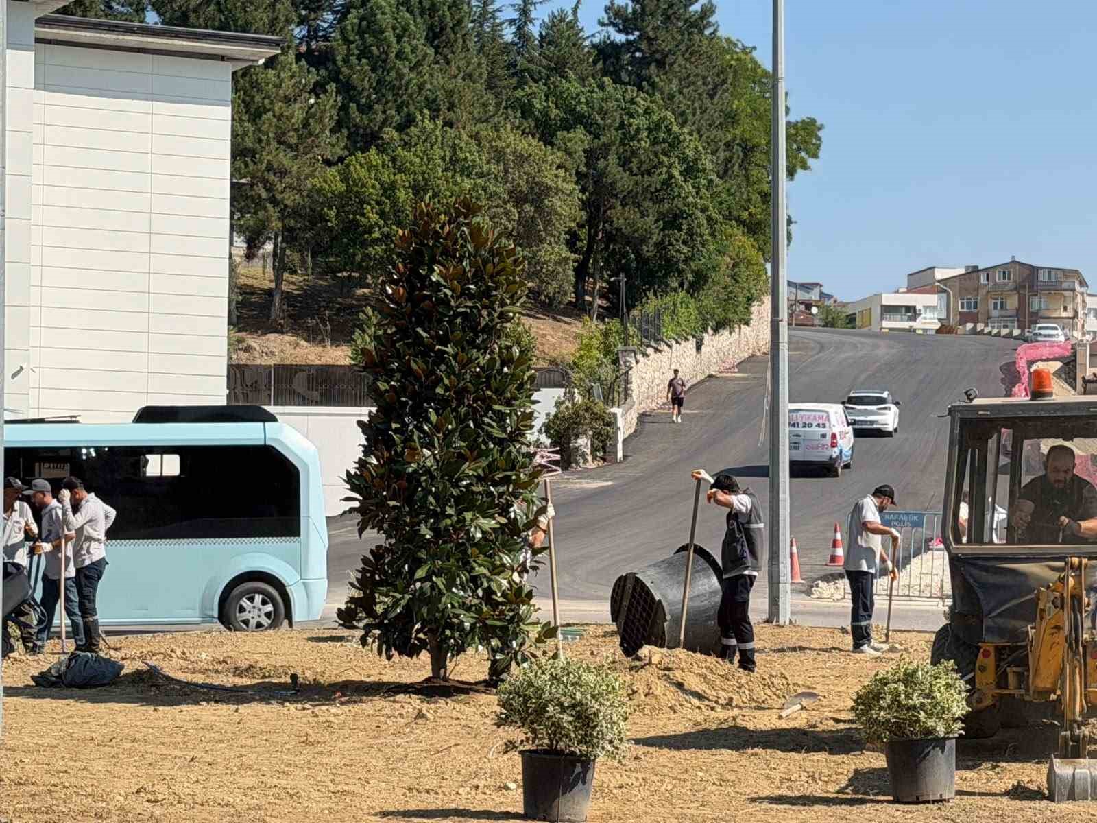 KARABÜK’TE 200 AĞAÇ VE SÜS BİTKİSİ TOPRAKLA BULUŞUYOR