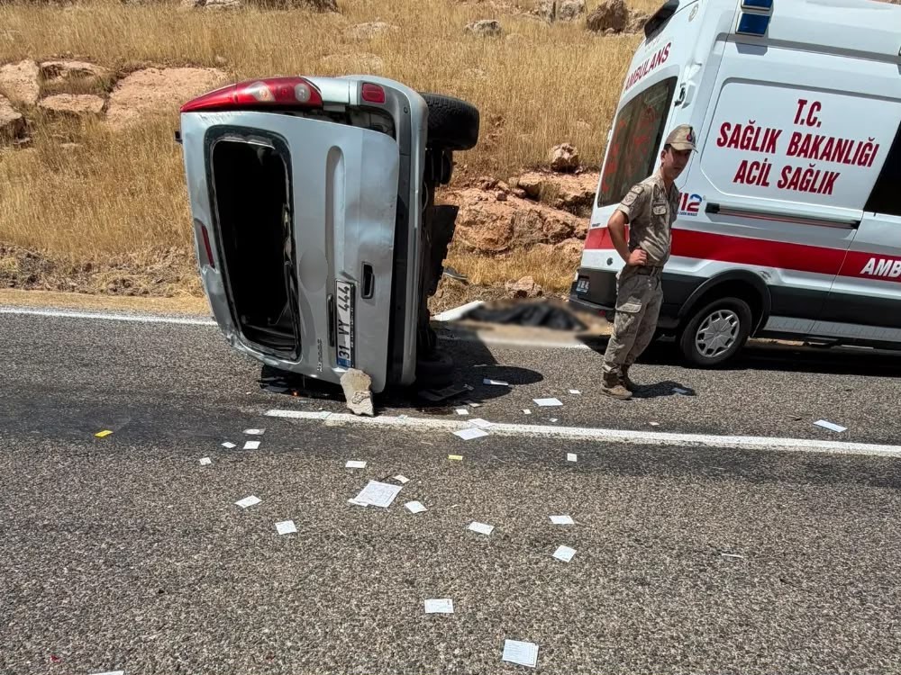 MARDİN’DE HAFİF TİCARİ ARAÇ TAKLA ATTI: 1 ÖLÜ, 1 YARALI