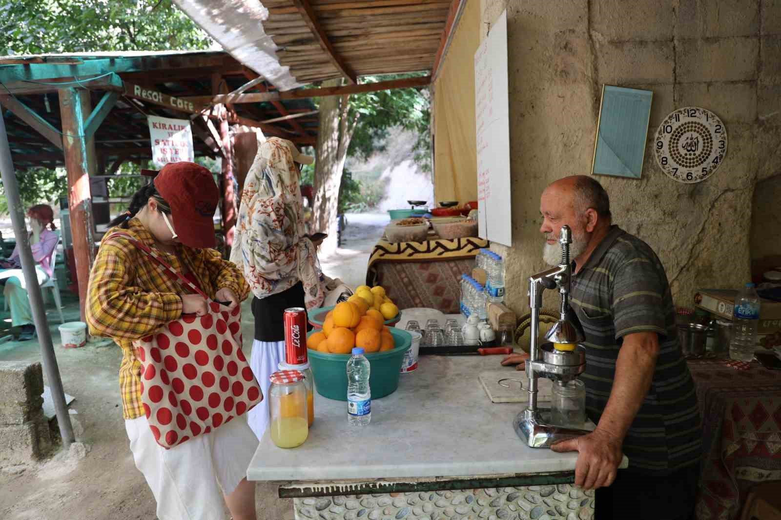 ÖMRÜNÜN YARISINDAN FAZLASINI TURİSTLERE ADADI