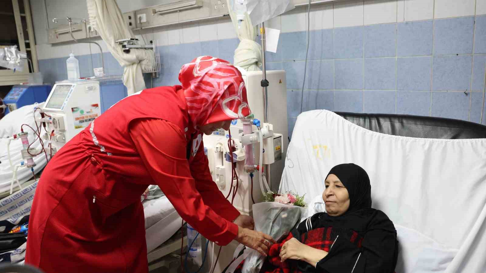 TÜRK KIZILAY GENEL BAŞKANI YILMAZ, KAHİRE’DE GAZZELİ HASTALARI ZİYARET ETTİ