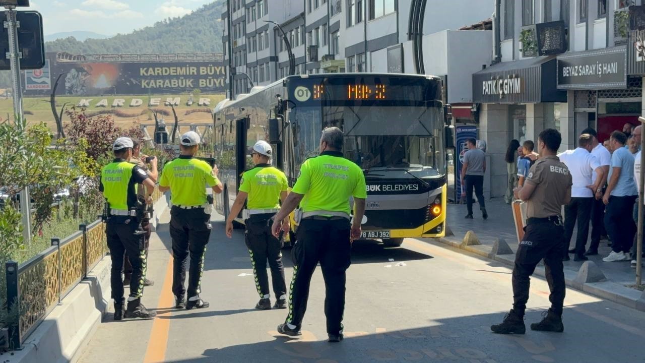 KARABÜK’TE BELEDİYE OTOBÜSÜ YAYAYA ÇARPTI: 1 YARALI