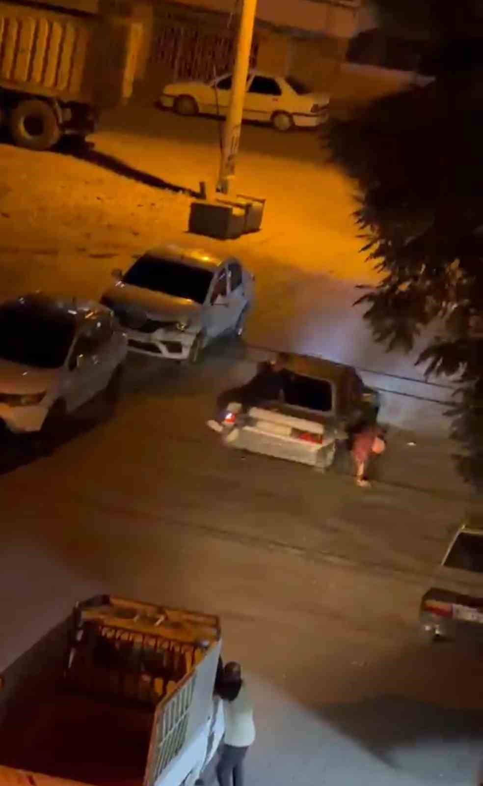 OTOMOBİLDEN DÜŞEN GENÇ ALTINDA EZİLMEKTEN SON ANDA KURTULDU