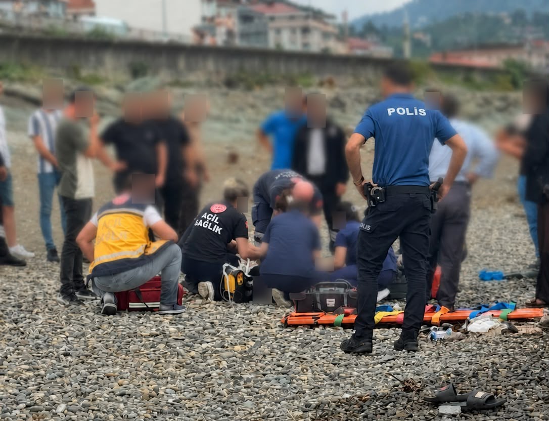 RİZE’DE DALGALARA KAPILAN 2 KARDEŞTEN 1’İ HAYATINI KAYBETTİ, DİĞERİ ARANIYOR