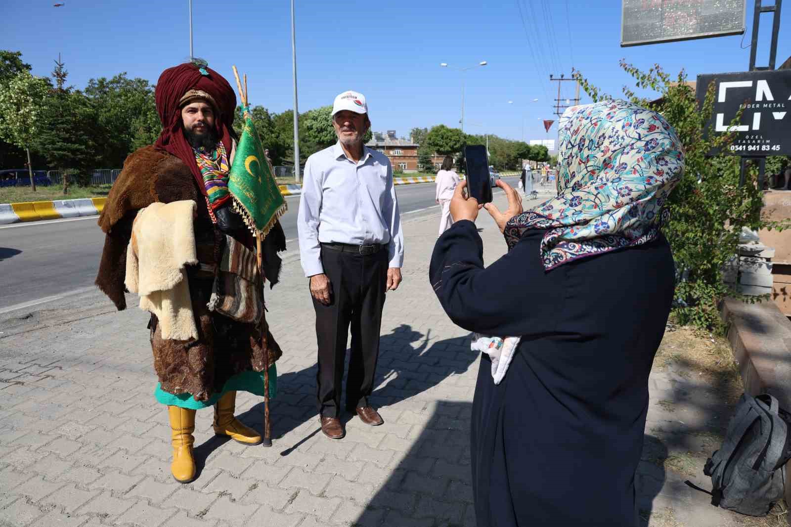 GİYDİĞİ SELÇUKLU KIYAFETİYLE, KONYA’DAN AHLAT’A CUMHURBAŞKANINI GÖRMEK İÇİN GELDİ
