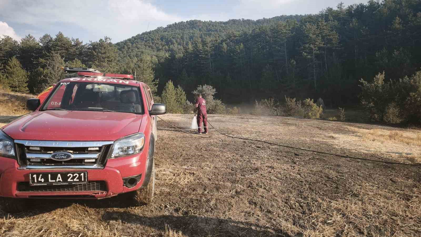 BOLU’DA ORMAN KENARINDA ANIZ YANGINI: KÖYLÜLERİN SU TANKERLİ MÜDAHALESİ FACİAYI ÖNLEDİ