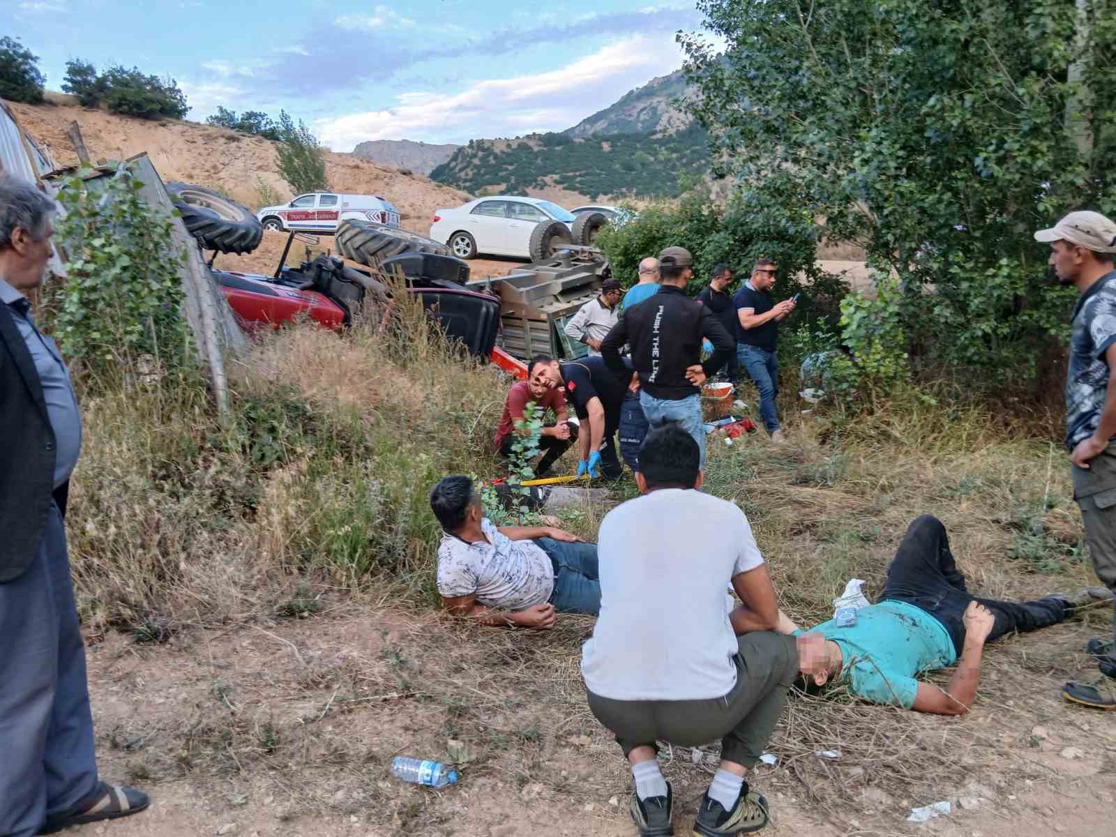 SİVAS’TA TRAKTÖR ŞARAMPOLE DEVRİLDİ: 4 YARALI