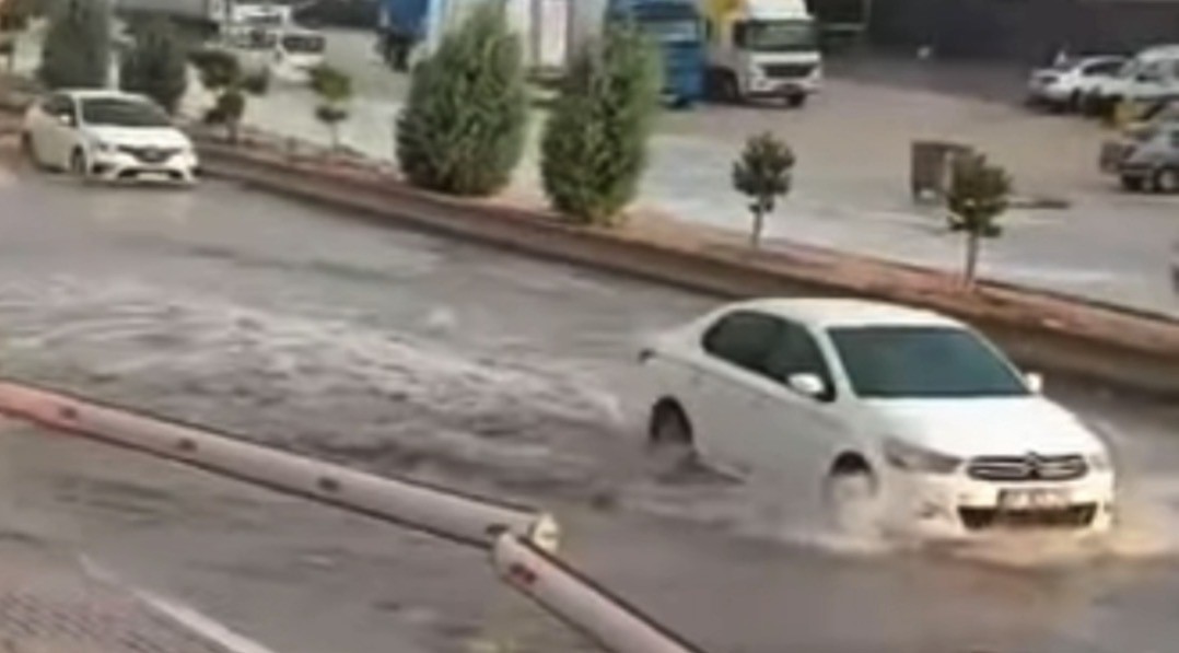 GAZİANTEP’TE SAĞANAK YAĞIŞ CADDE VE SOKAKLARI GÖLE ÇEVİRDİ