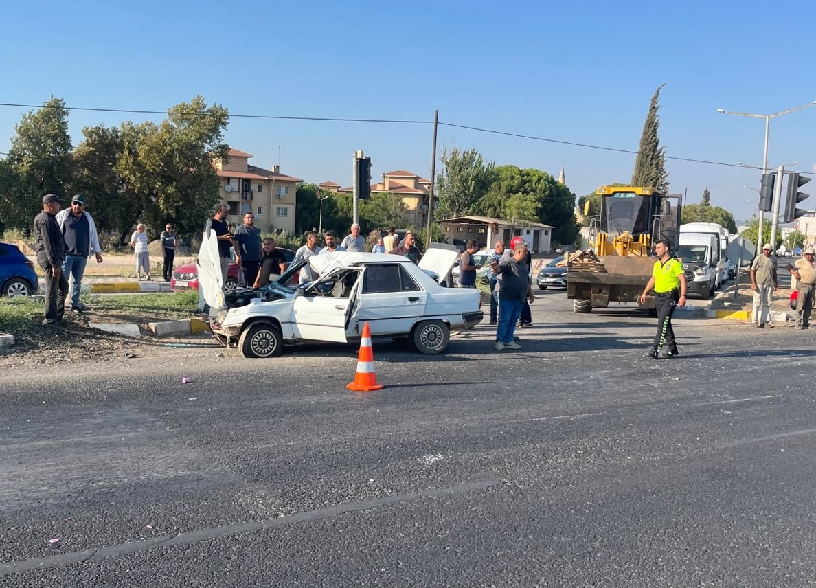 MANİSA’DA OTOMOBİL İLE MOTOSİKLET ÇARPIŞTI: 4 YARALI