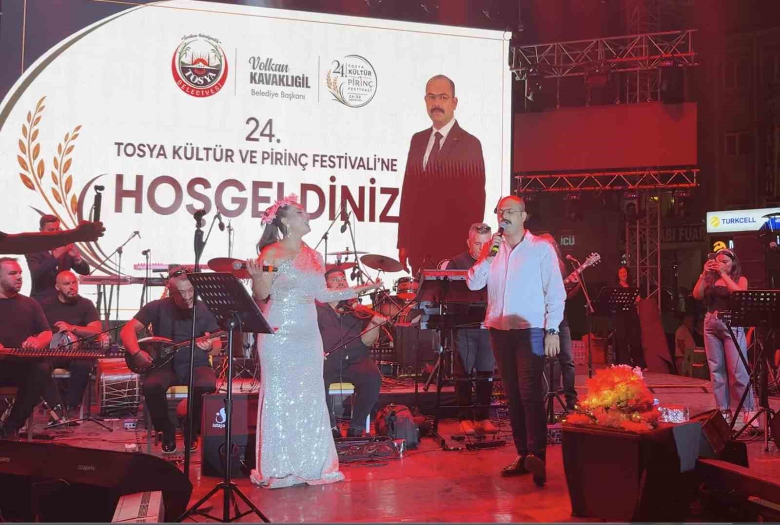 BELEDİYE BAŞKANI KONSERDE ŞARKI SÖYLEDİ, VATANDAŞLAR UNUTULMAZ BİR GECE YAŞADI