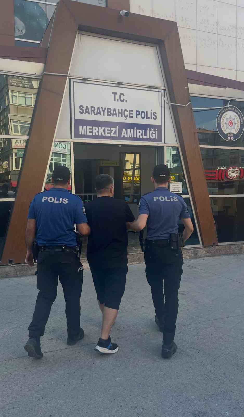 POLİSİ GÖRÜNCE KAÇTILAR: BİRİ HÜKÜMLÜ ÇIKTI, DİĞERİNE 200 BİN LİRA CEZA KESİLDİ