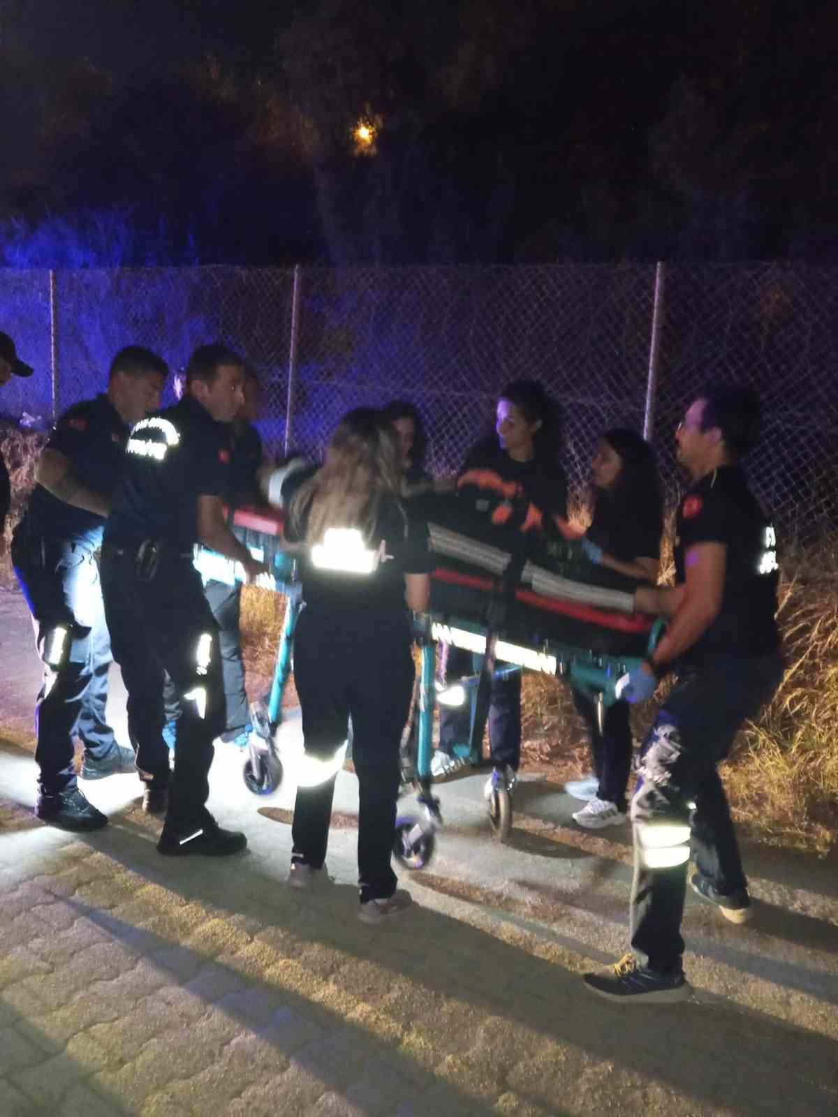 DEVRİLEN ARAÇTA SIKIŞAN SÜRÜCÜ EKİPLERİN MÜDAHALESİYLE KURTARILDI