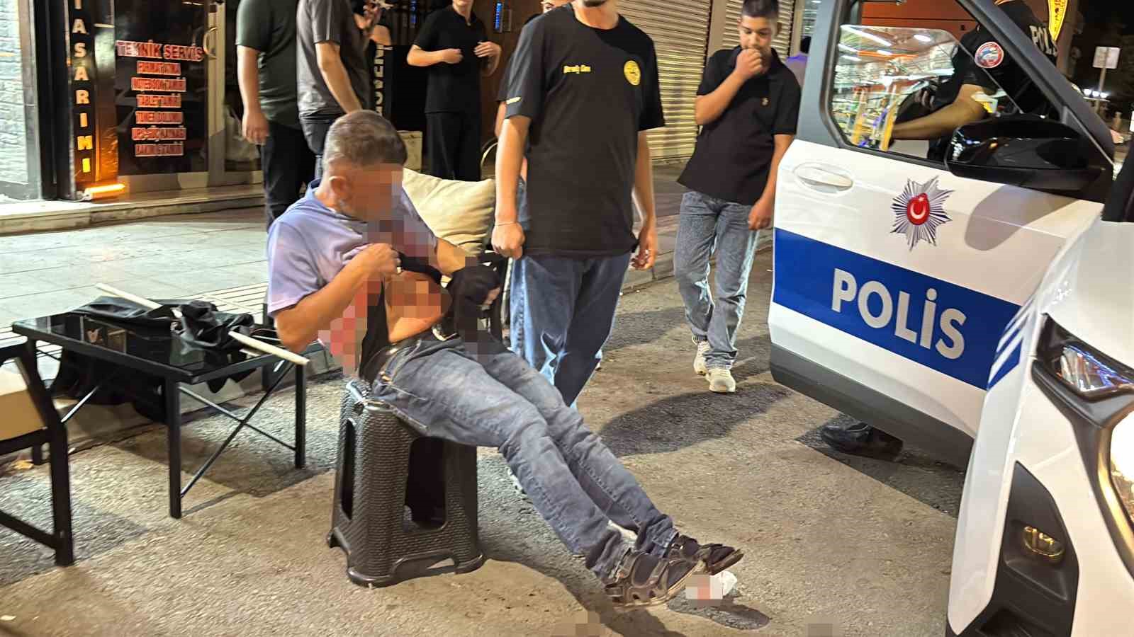 KARNINDAN BIÇAKLA YARALANDI, POLİSLERE BAĞIRIP YOL ORTASINDA SOYUNDU