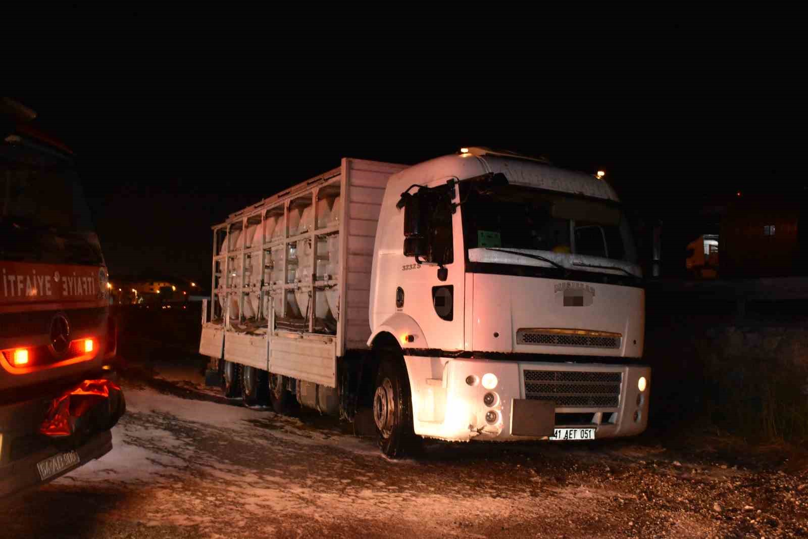 ASİT SIZDIRAN KAMYON İÇİN EKİPLER SEFERBER OLDU: 2 YARALI
