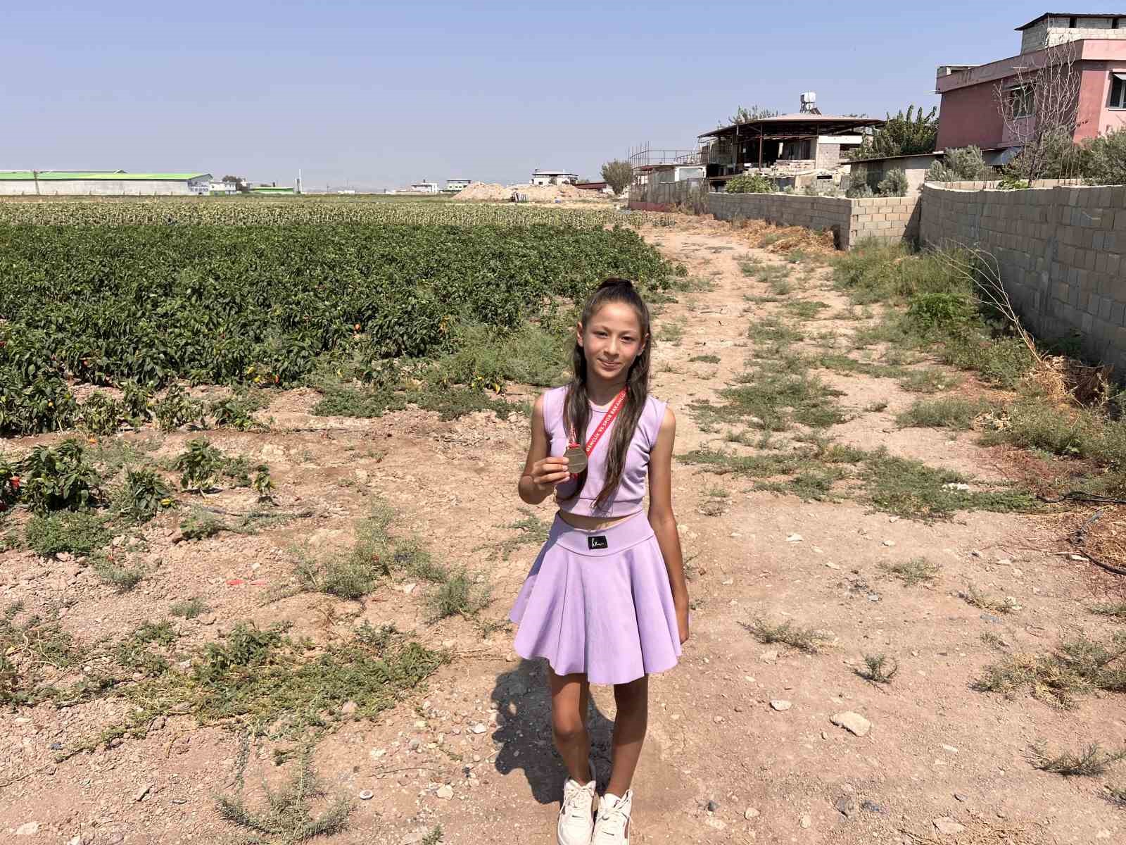 ’BİR ÇOCUK BENİM GİBİ HIZLI KOŞMAK İSTER’ DİYEN 11 YAŞINDAKİ SÜREYYA, ASFALT VE TOPRAK YOLLARDA ANTRENMAN YAPIYOR