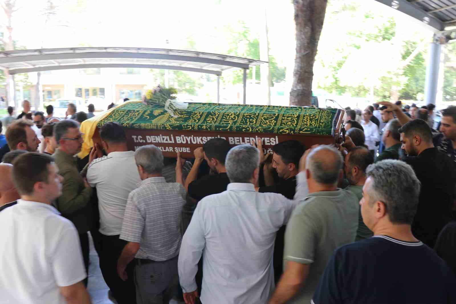 DENİZLİ’DE OTOMOBİLİN ÇARPTIĞI KADIN SON YOLCULUĞUNA UĞURLANDI