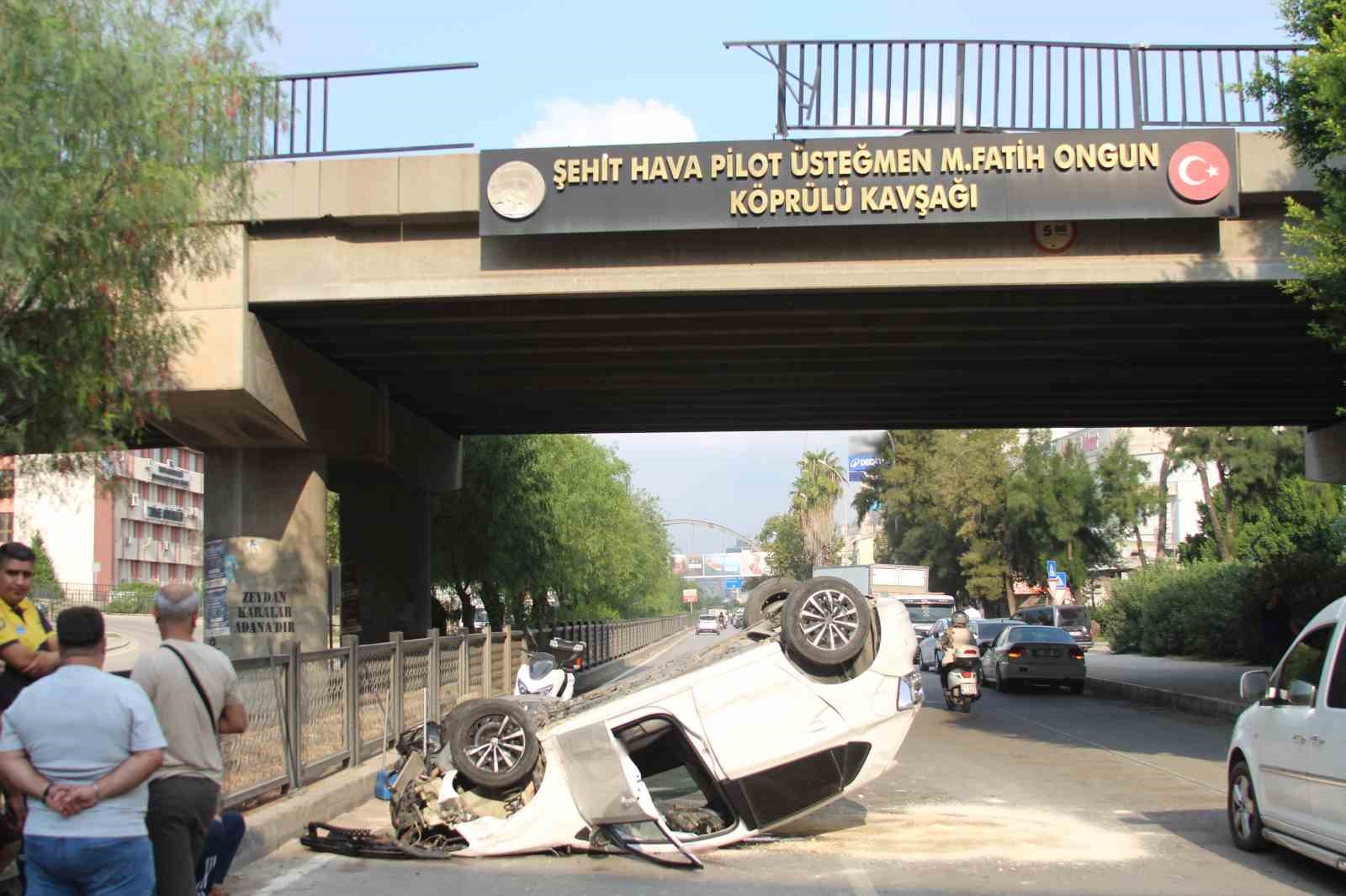 ADANA’DA OTOMOBİL KÖPRÜDEN YOLA DÜŞTÜ: 1 YARALI