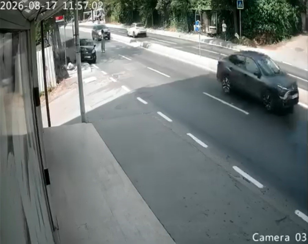 YAYAYA ÇARPMAMAK İÇİN DİREKSİYONU KIRDI, KAZA BÖYLE GELDİ