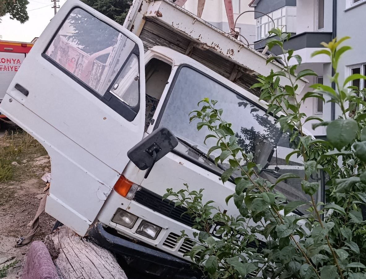 DURDURMAYA ÇALIŞTIĞI KAMYONETLE KORKULUK ARASINDA SIKIŞAN GENÇ OPERASYONLA KURTARILDI
