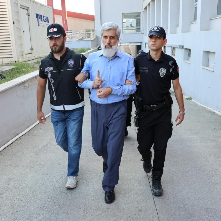 ALPARSLAN KUYTUL, KENDİNDEN HABERSİZ HAREKET EDEN ÖRGÜT ÜYESİNİN SIRTINDA SOPA KIRMIŞ
