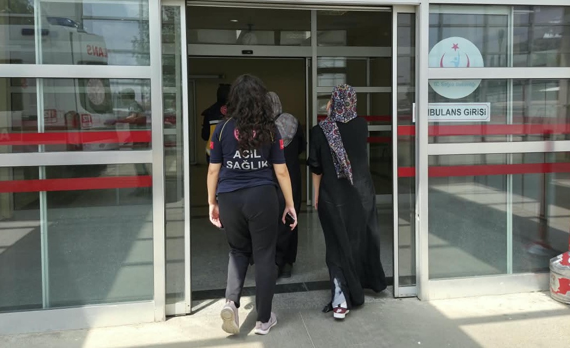 MOTOSİKLET YAYALARA ÇARPTI: 2 YARALI