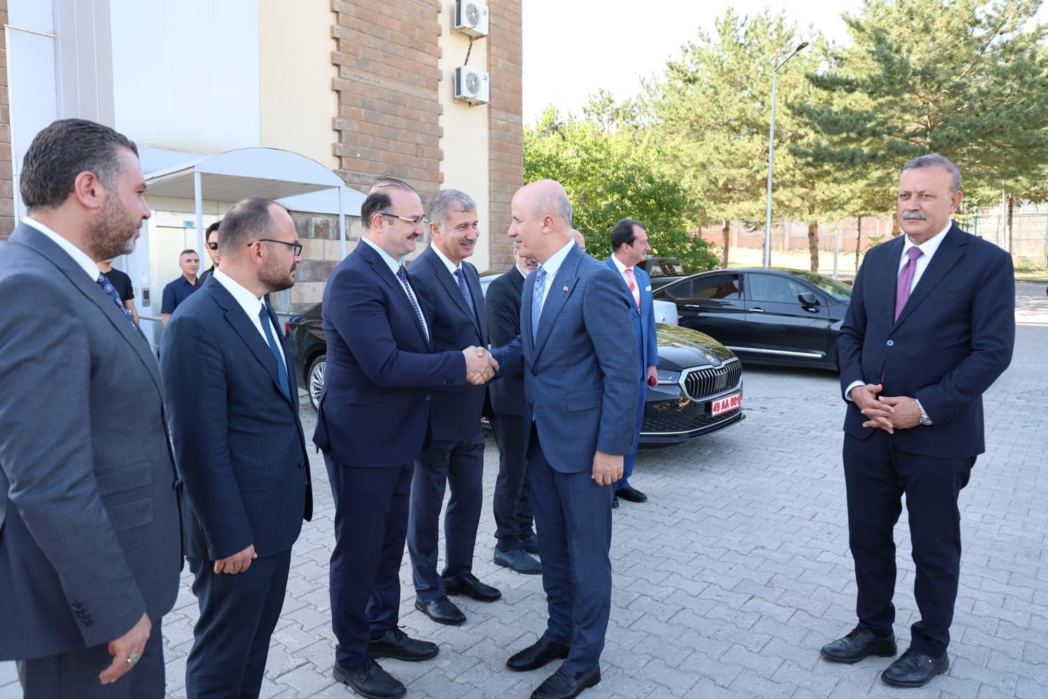 YÖK BAŞKANI ÖZVAR, BÖLGE ÜNİVERSİTELERİ REKTÖRLERİYLE AHLAT’TA BİR ARAYA GELDİ