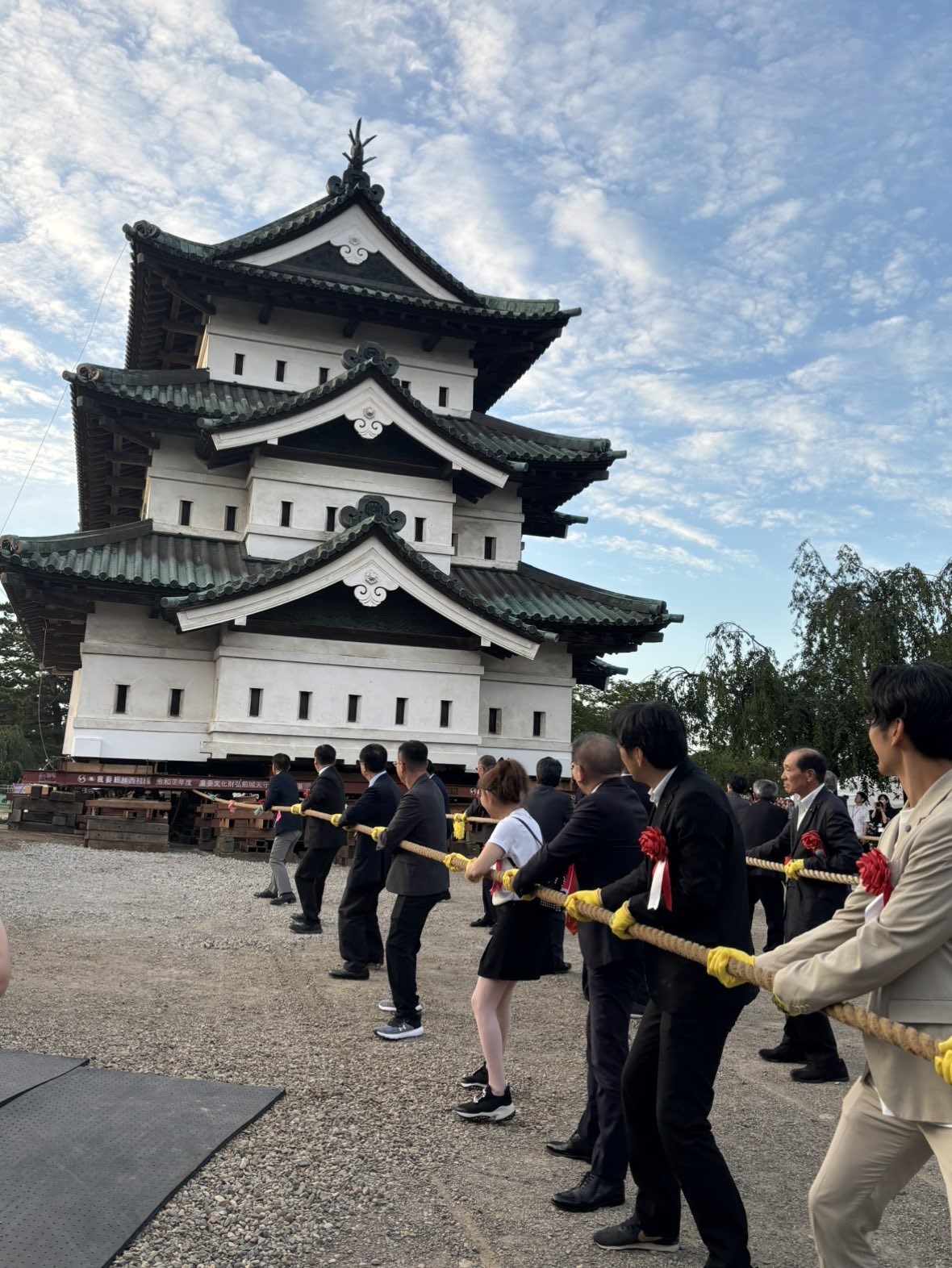 JAPONYA’DA 400 TONLUK TARİHİ KALEYİ BİN KİŞİ HALATLARLA TAŞIDI