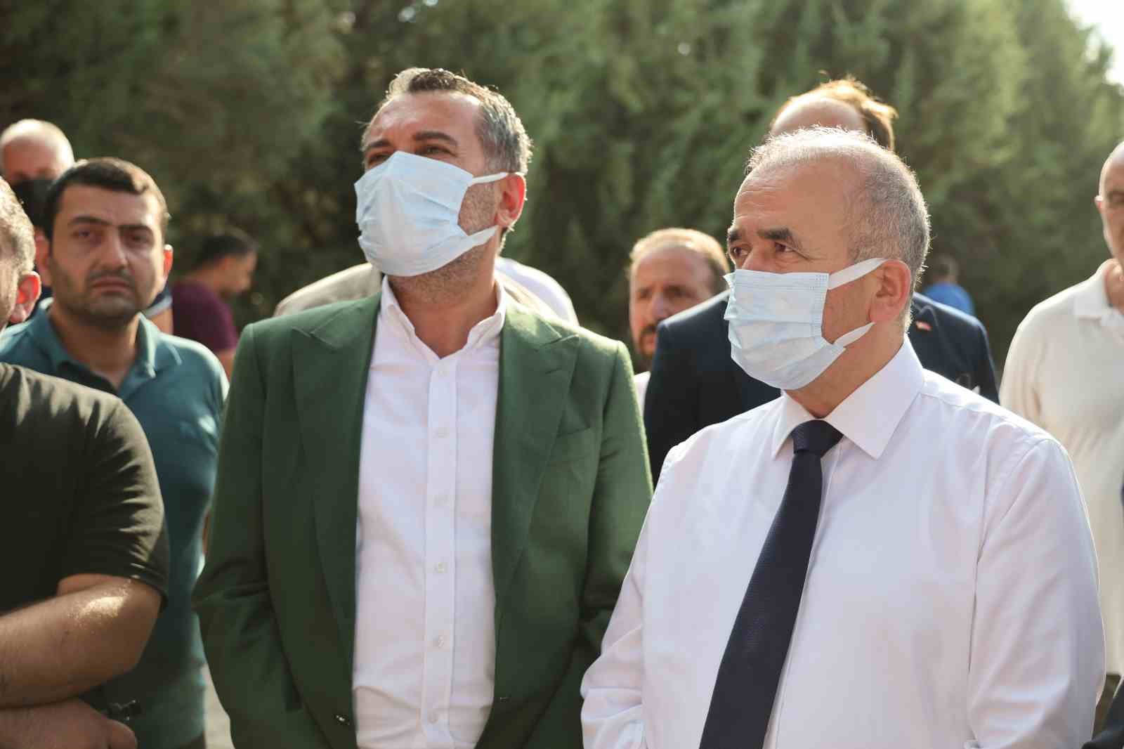 VALİ HATİPOĞLU YANGIN BÖLGESİNDE: "İLK TESPİTLERE GÖRE 5 İŞÇİMİZ HAFİF DÜZEYDE YARALANDI"