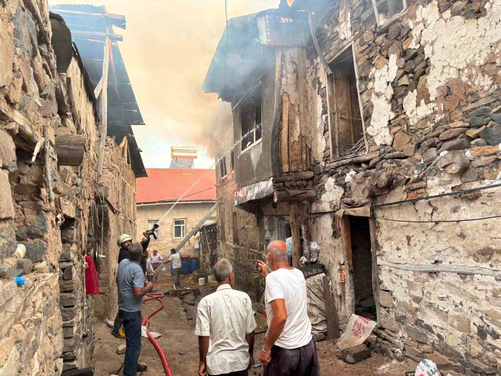 KEMALİYE KIŞLACIK KÖYÜNDE YANGIN: 8 EV ZARAR GÖRDÜ