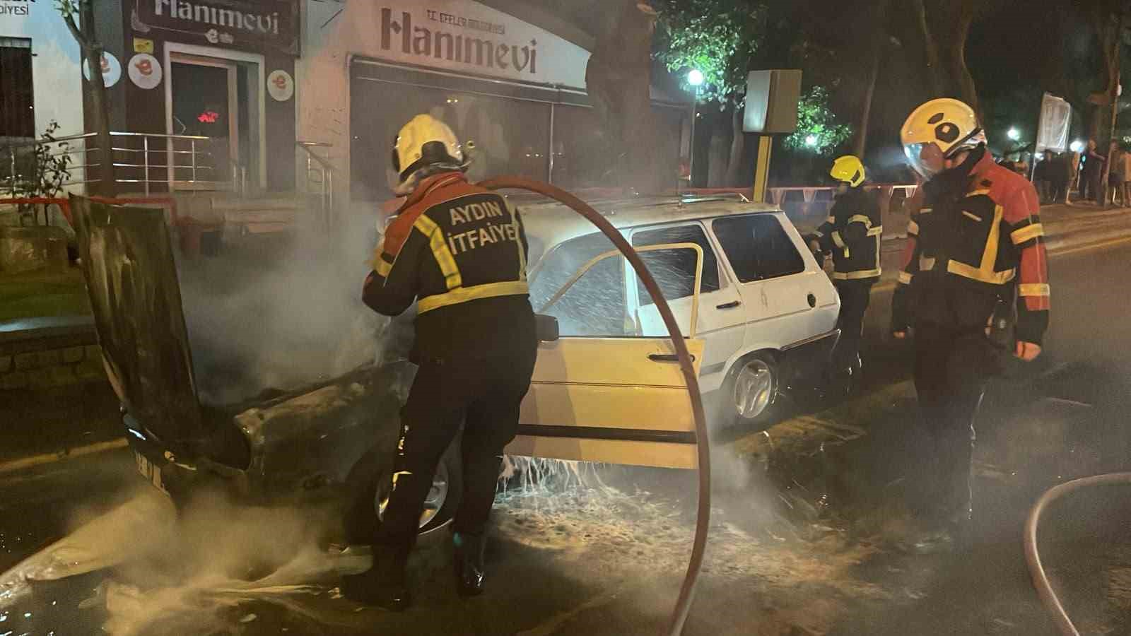SEYİR HALİNDEYKEN ALEV ALAN OTOMOBİL, KULLANILAMAZ HALE GELDİ
