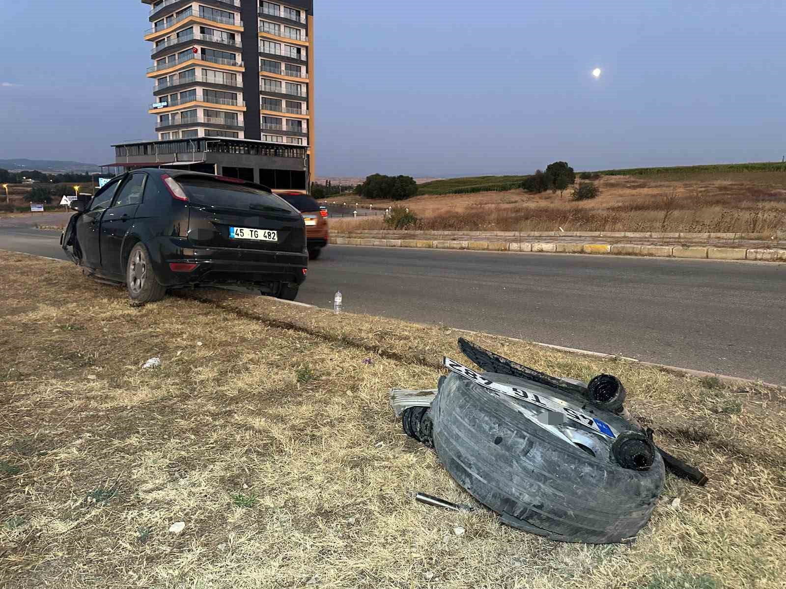UŞAK’TA OTOMOBİL REFÜJE ÇIKTI: 2 YARALI