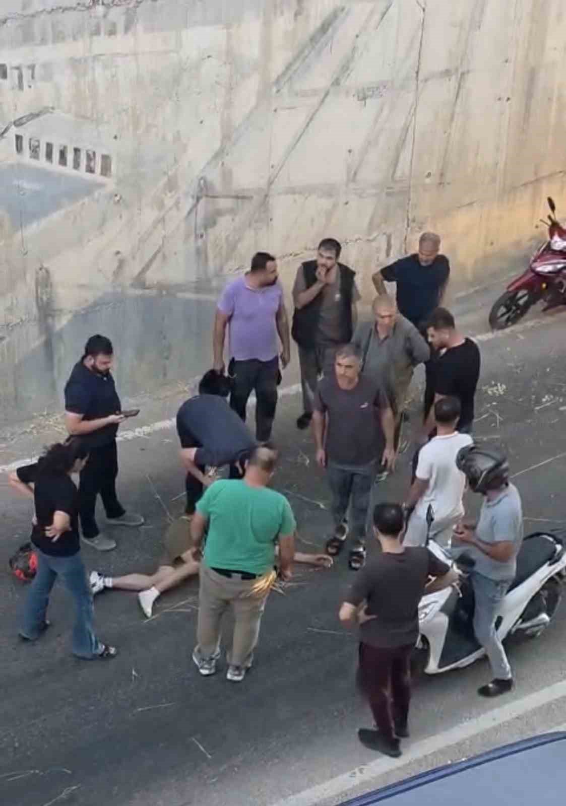 MOTOSİKLETLETTEN FIRLAYARAK ALT GEÇİDE DÜŞTÜ