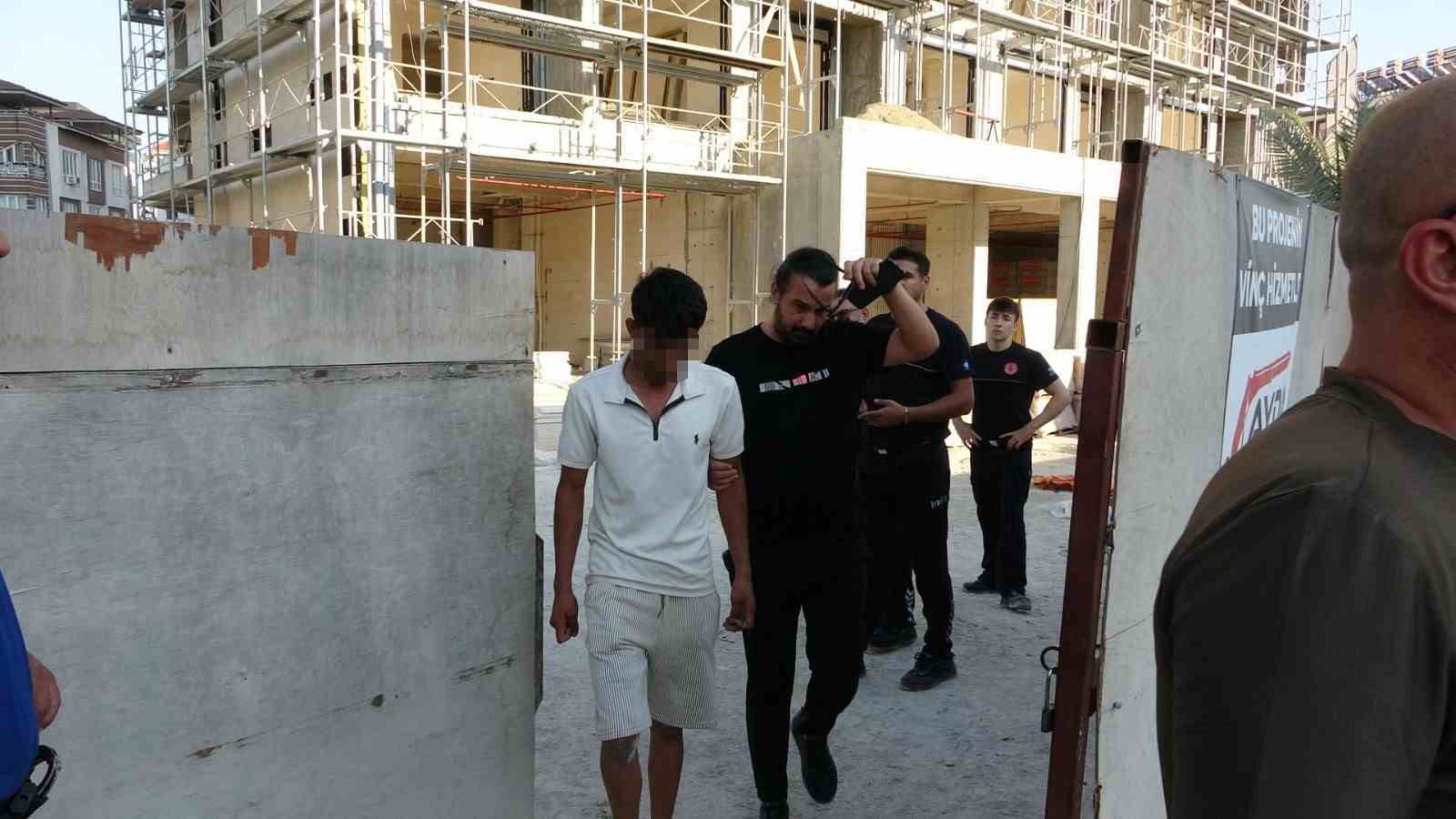 ÇATIYA ÇIKAN İŞÇİ PARA HESABINA YATINCA AŞAĞIYA İNDİ