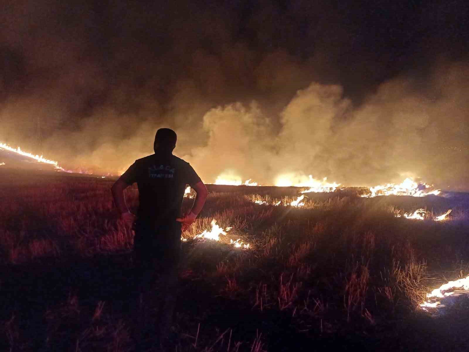ÇORUM’DA ÖRTÜ YANGINI: EKİPLER MÜDAHALE EDİYOR