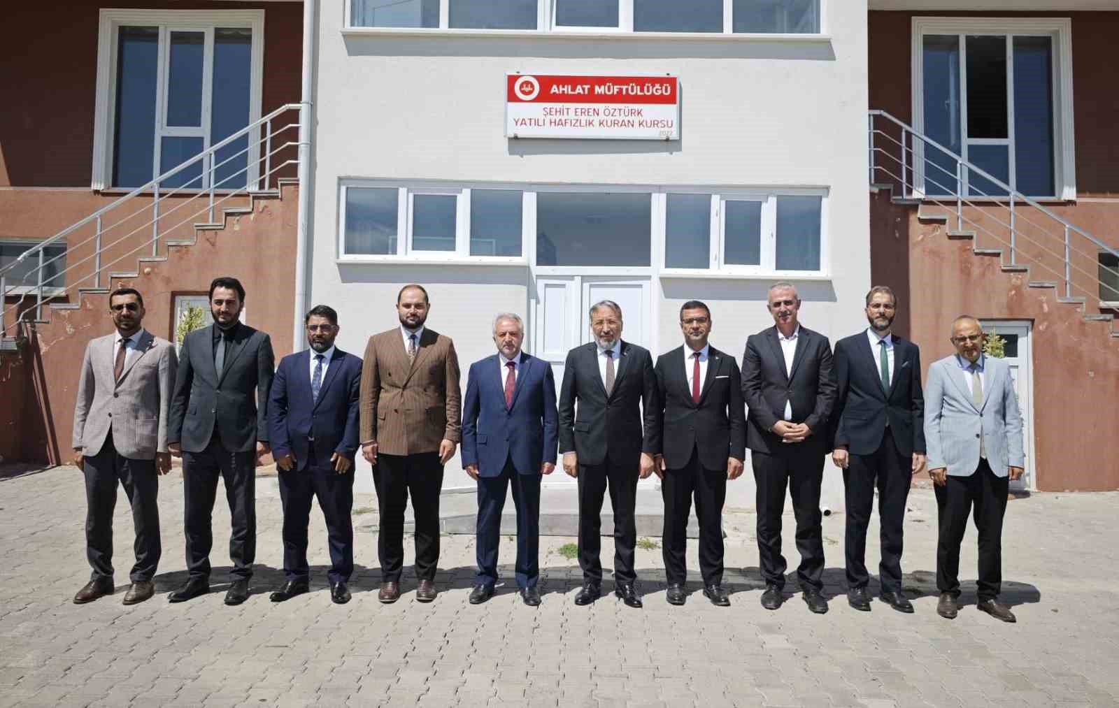 DİYANET İŞLERİ BAŞKANI ARPAGUŞ, AHLAT’TA İLÇE MÜFTÜLERİYLE BİR ARAYA GELDİ