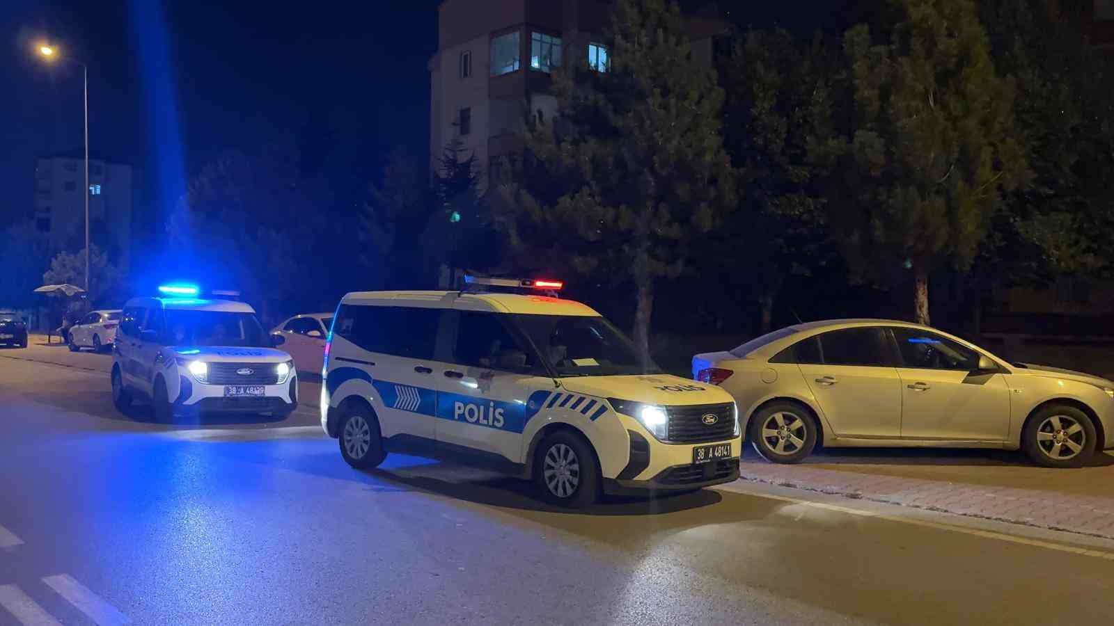 KAYSERİ’DE KOMŞULAR ARASI KALDIRIM TAŞLI KAVGA: 1 AĞIR YARALI