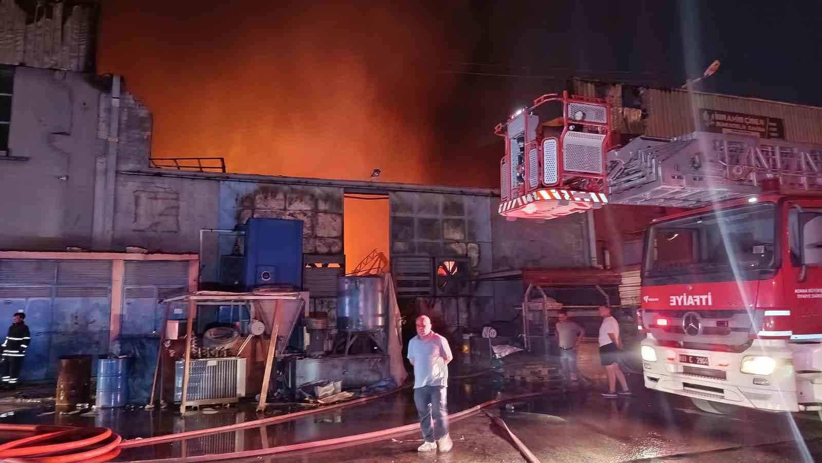 AYAKKABI TABANI ÜRETEN FABRİKA ALEVLERE TESLİM OLDU