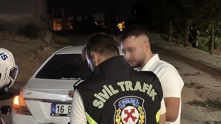 ’DUR’ İHTARINA UYMAYAN 19 YAŞINDAKİ ALKOLLÜ SÜRÜCÜYE 202 BİN TL CEZA
