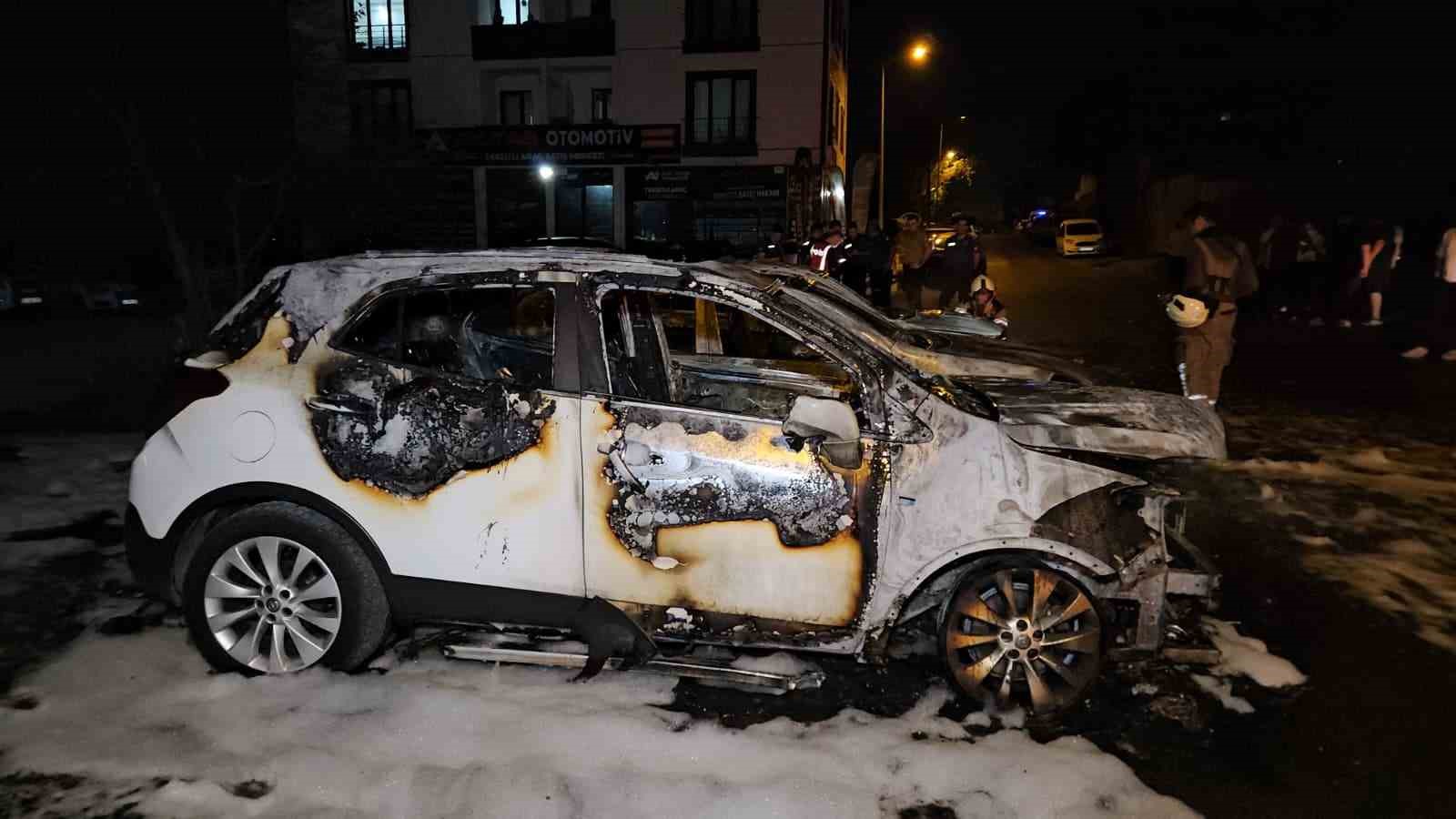 AVCILAR’DA 3 OTOMOBİL ALEVLERE TESLİM OLDU: KUNDAKLAMA ŞÜPHESİ ÜZERİNDE DURULUYOR