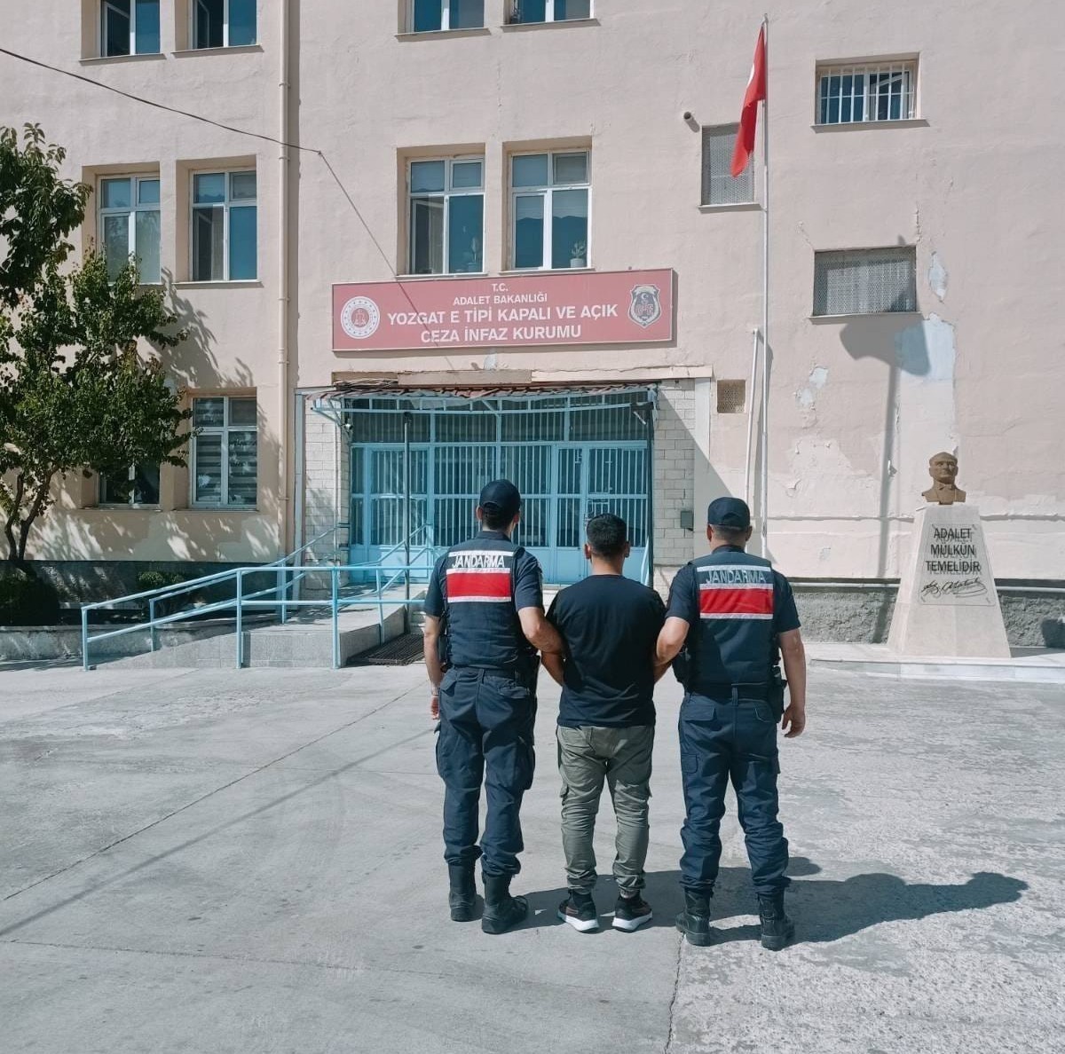 9 YIL KESİNLEŞMİŞ HAPİS CEZASI BULUNAN FİRARİ HÜKÜMLÜ YAKALANDI