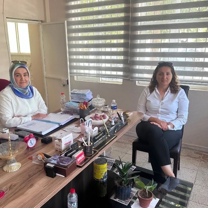 BURHANİYE’DE İLÇE SAĞLIK MÜDÜRÜ AKBEY, KADIN MUHTARI ZİYARET ETTİ