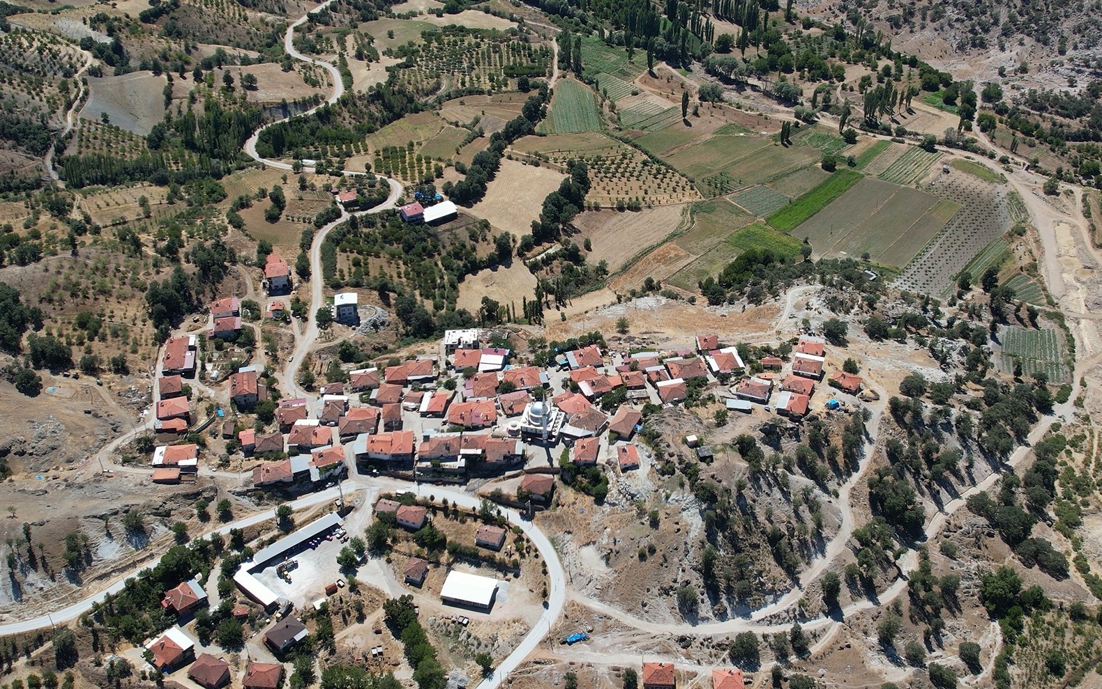 DEMİRCİ’DE KONFORLU ULAŞIM İÇİN 45 KİLOMETRELİK YOL YENİLENİYOR