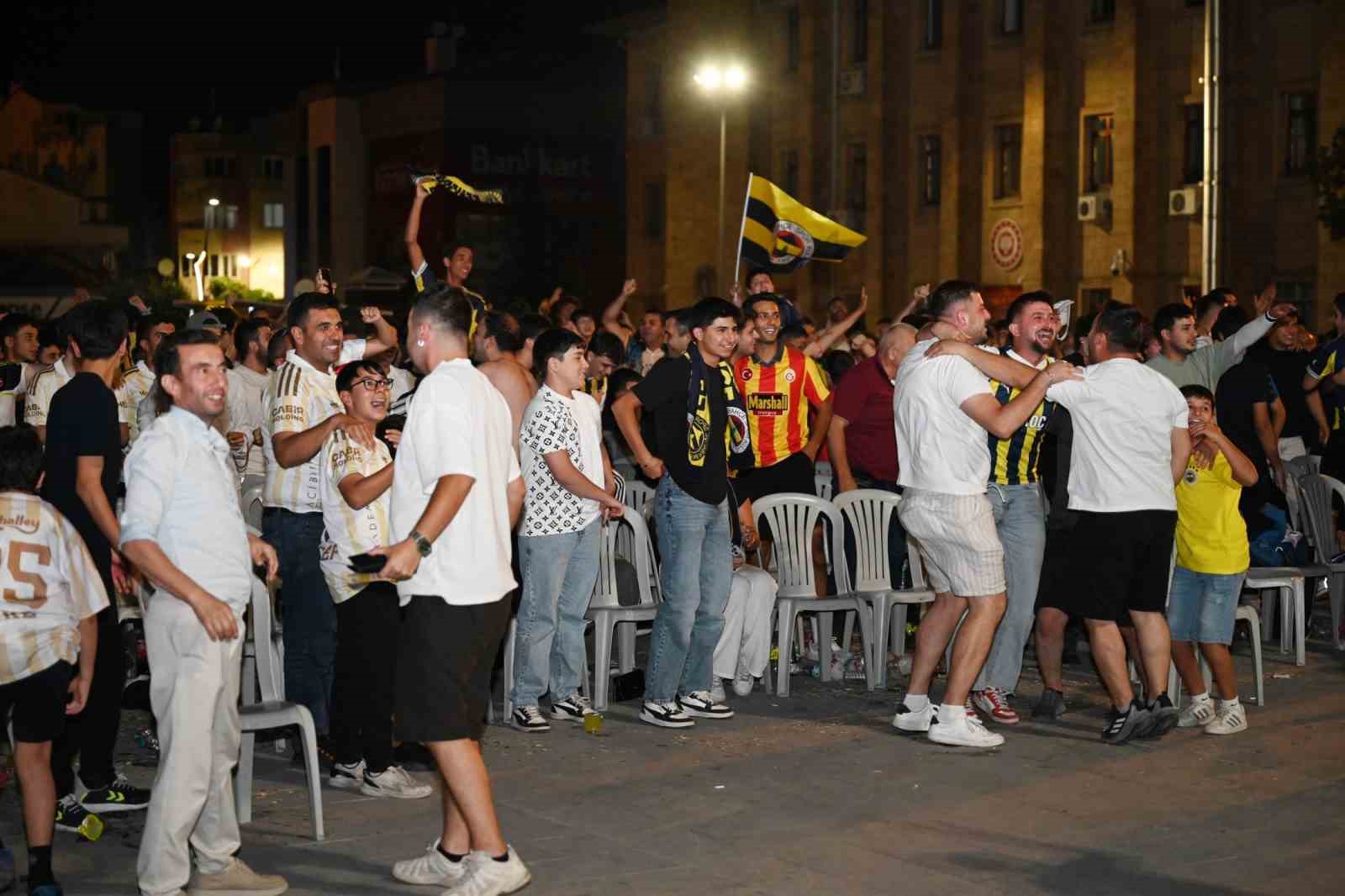 ISPARTA’DA FENERBAHÇE’NİN ŞAMPİYONLAR LİGİ SEVİNCİ MEYDANA SIĞMADI