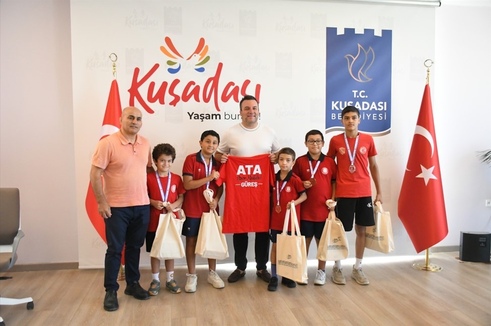 KUŞADASI BELEDİYE BAŞKAN VEKİLİ DEMİRTAŞ ŞAMPİYON GÜREŞÇİLERİ AĞIRLADI