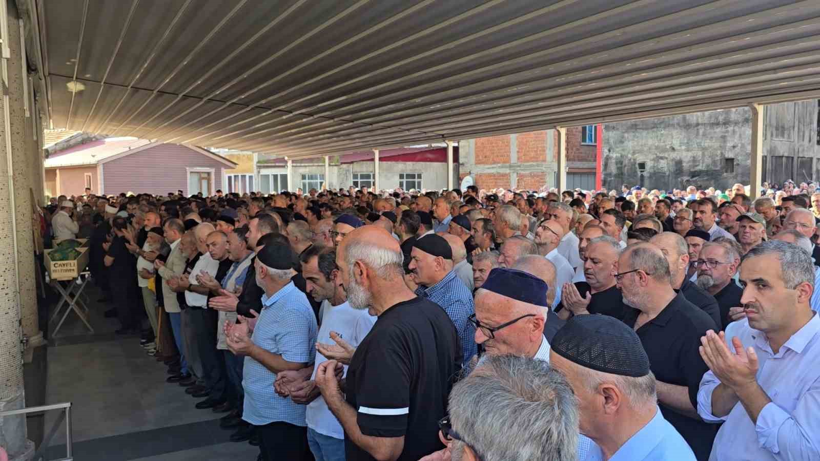 RİZE’DE DENİZDE BOĞULAN İKİ KARDEŞ SON YOLCULUKLARINA UĞURLANDI